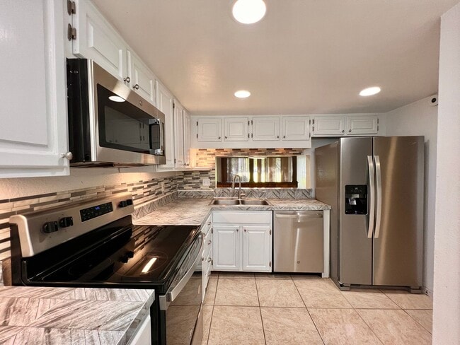 Building Photo - PRICE REDUCED!  Stylish 2 BR 2 BA Condo w/ Modern Amenities & Prime Parking!