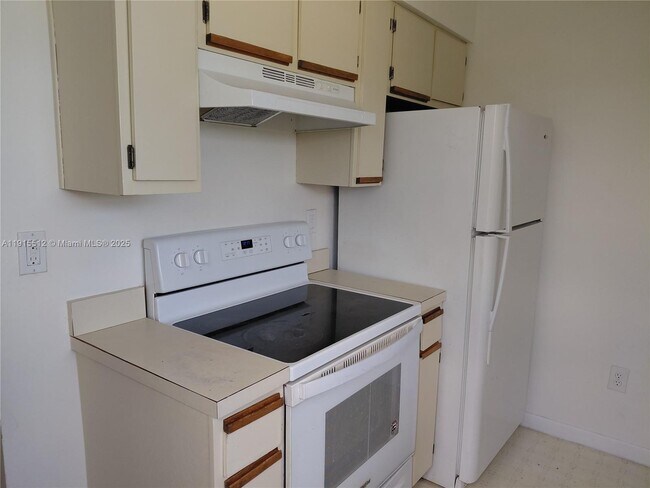 Building Photo - 999 Hamilton Dr