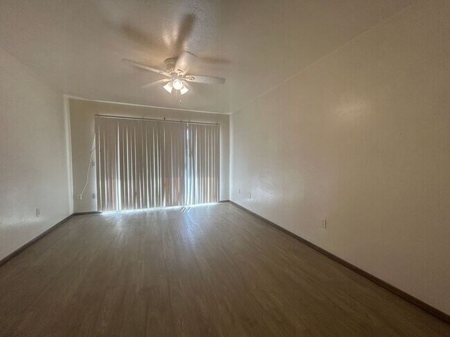 Building Photo - 2141 E Manhatton Dr