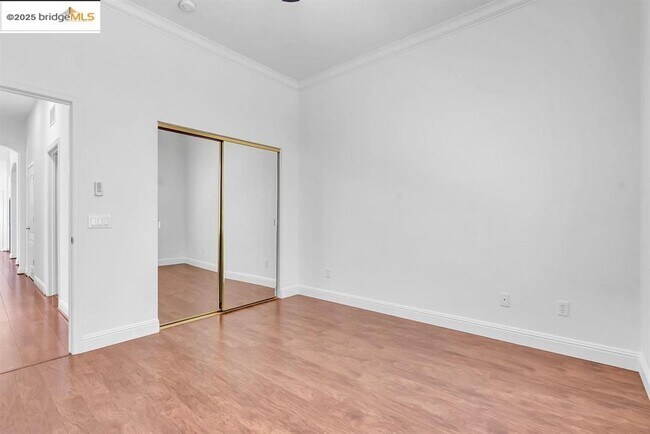 Building Photo - 909 Suntan Ln