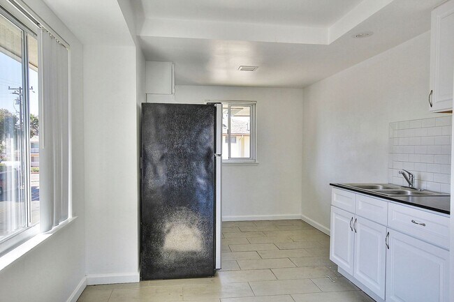 Building Photo - 6696 Del Playa Dr