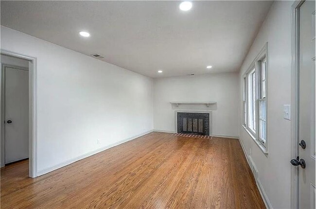 Building Photo - 7405 Glenwood Ln