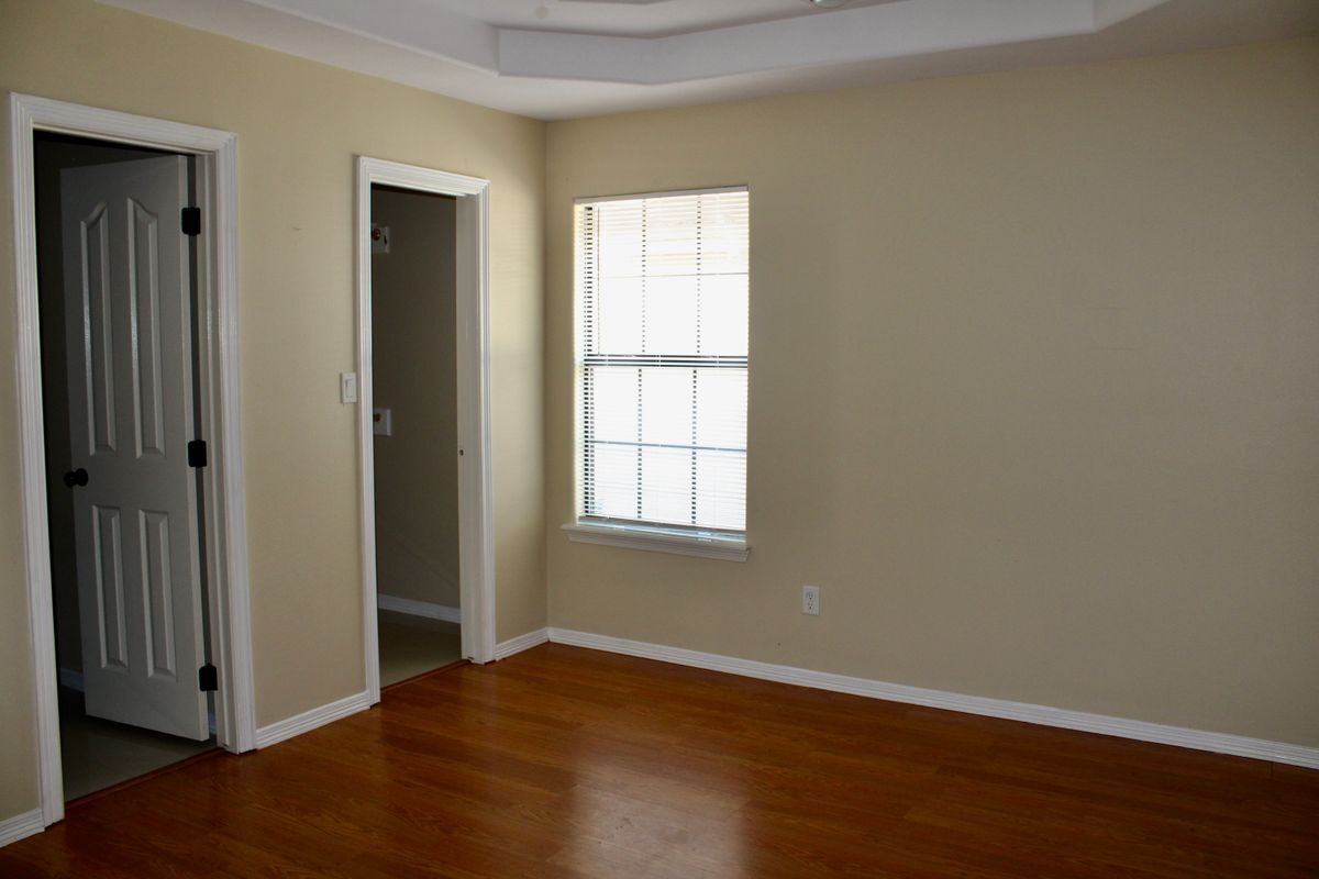 Building Photo - 201 S Ridge Ln