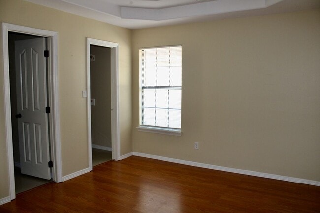 Building Photo - 201 S Ridge Ln