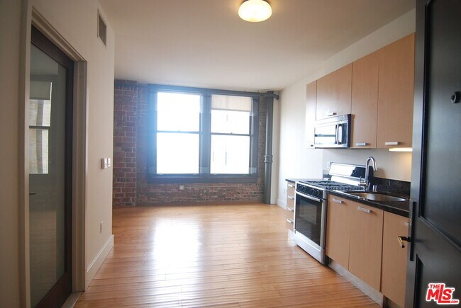 Building Photo - 460 S Spring St