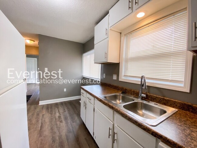Building Photo - Cozy 2beds - 1bath Home with Off-Street Parking  / Available Now!
