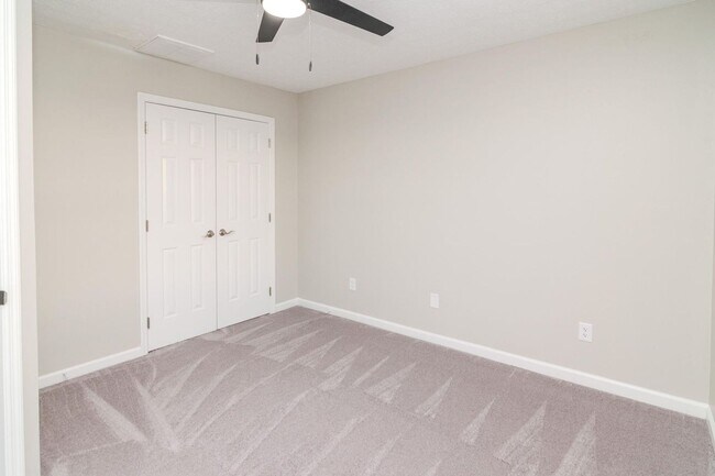 Building Photo - Beautifully updated 3 bedroom, 2.5 bath townhouse in a fantastic Lexington location!