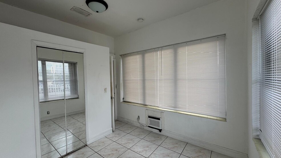 Building Photo - 8140 Crespi Blvd
