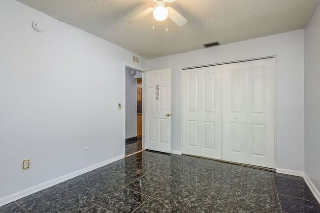 Building Photo - 4/2 Tampa Home