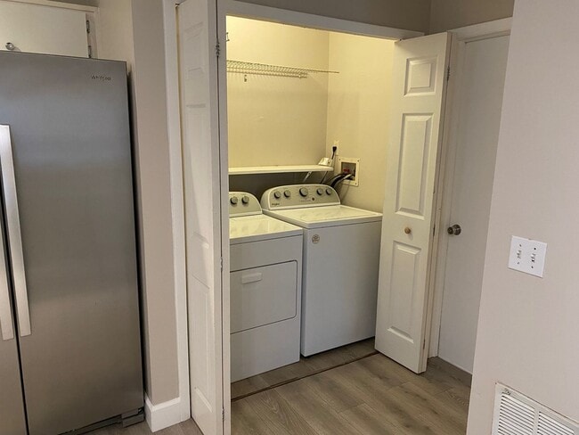 Building Photo - MOVE-IN SPECIAL-WONDERFUL 3/2.5 Home with 1 car garage-UCF Area
