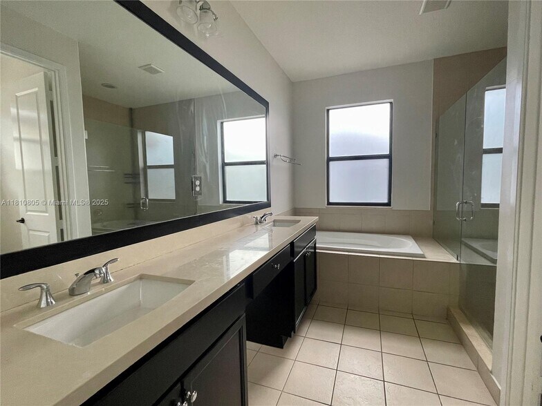 Building Photo - 3316 W 98th Pl
