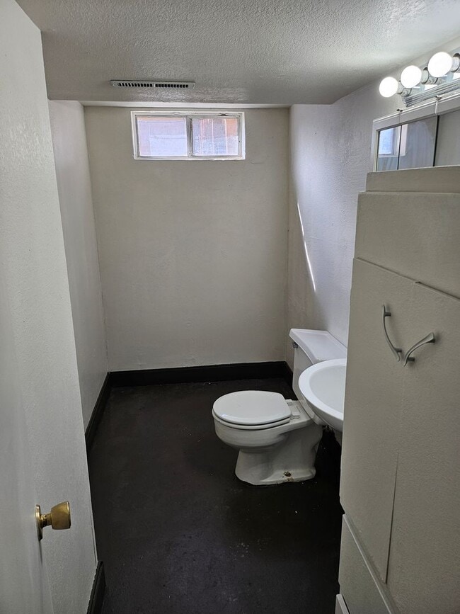 Building Photo - ALL PROSPECTIVE TENANTS MUST SUBMIT A ON LINE APPLICATION AND BE PRE-QUALIFIED PRIOR TO ANY SHOWI...