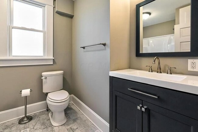 Building Photo - 1348 Summit St