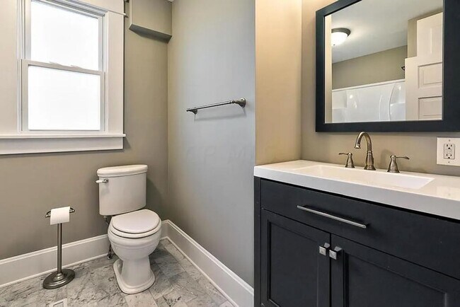 Building Photo - 5 BEDROOMS + 2.5 BATHROOMS + 3 FREE OFF-STREET Parking Spaces SINGLE FAMILY HOUSE!  Available Aug...