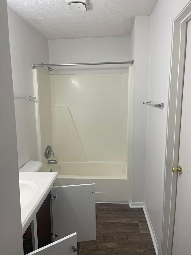 Building Photo - Modern 2-Bed, 1-Bath Oasis with Central Air and Gourmet Kitchen