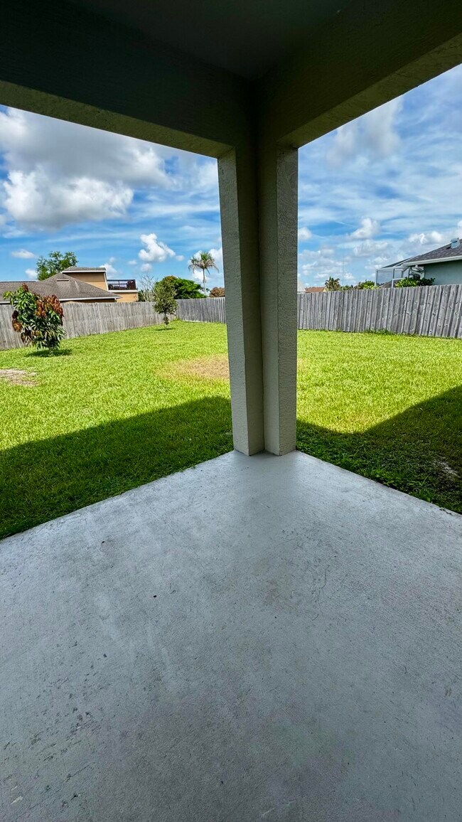 Building Photo - 4011 SW Kidd Ct