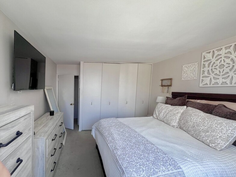 Building Photo - 70 W Burton Pl