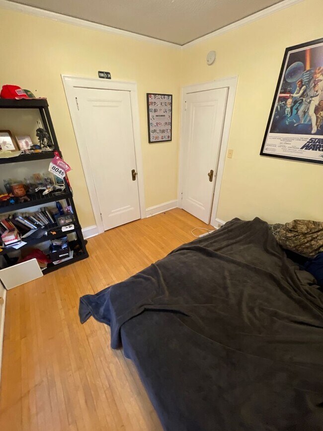 Building Photo - 2021-2023 E 6th St