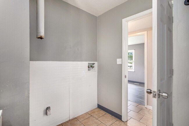 Building Photo - Beautiful 2BR/1BA Duplex in Independence!