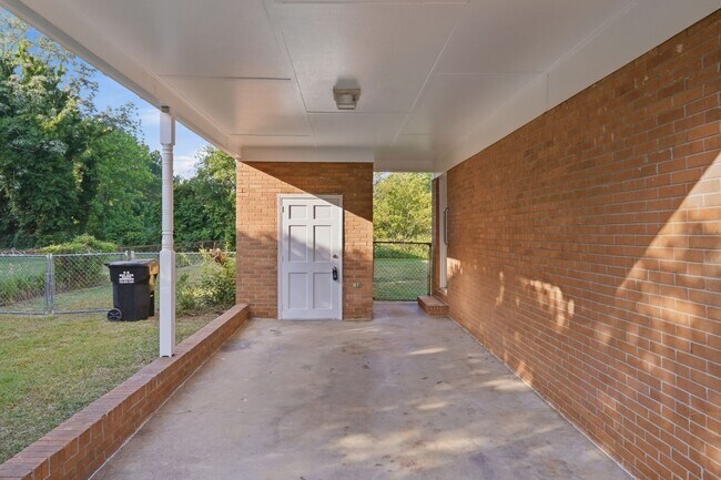 Building Photo - Beautifully Maintained 3BR Home with Hardwood Floors & Private Yard!