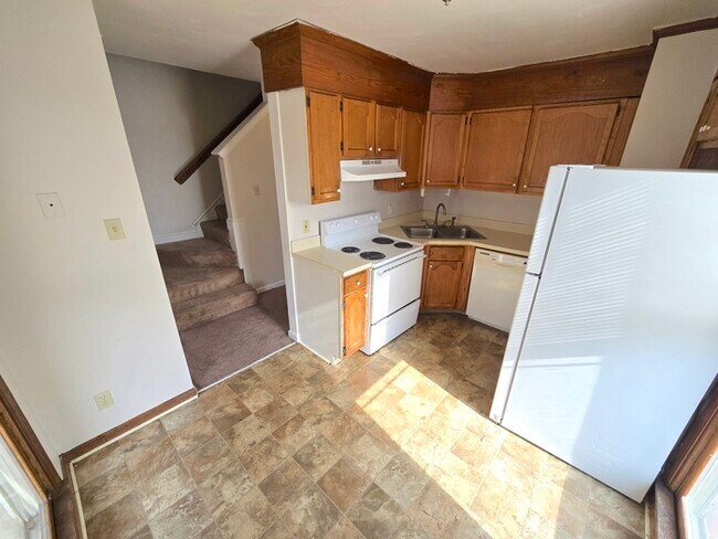 Building Photo - 2-STORY CONDO IN HEART OF PORTSMOUTH! 2 BED/2 BATH!