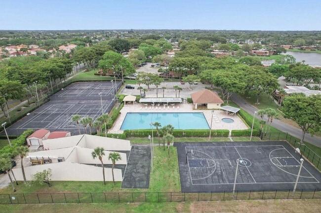 Building Photo - 222 Live Oak Ln