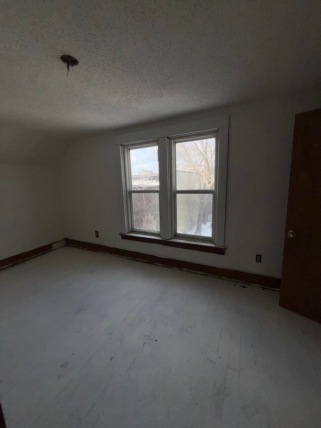 Building Photo - 111 E Livingston Dr