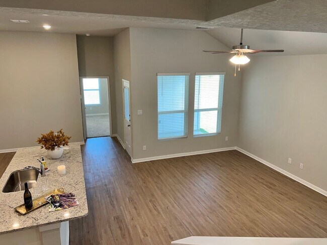 Building Photo - Want luxury living in the Far West ...Look no further...Amanda Park is it!