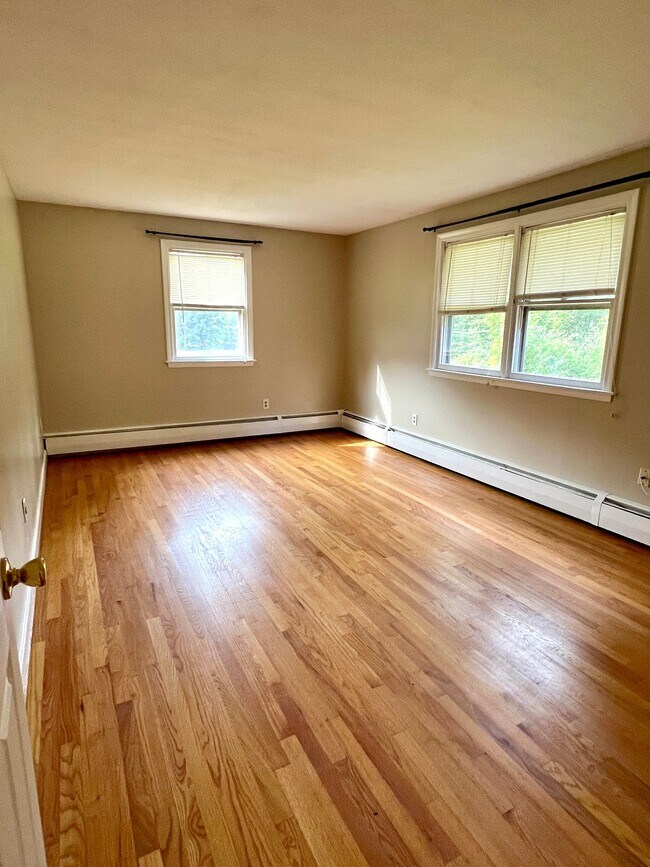 Building Photo - 13 Meadowbrook Ln