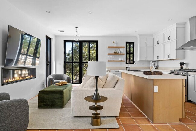 Building Photo - 2701 Bumble Bee Dr