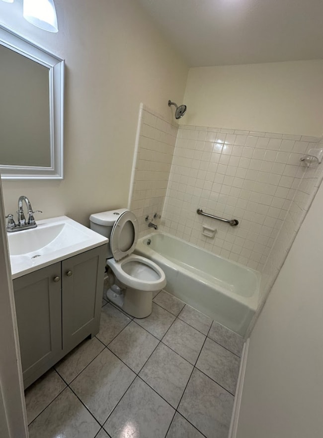Building Photo - Renovated 2 bed 1.5 bath off Bonny Oaks