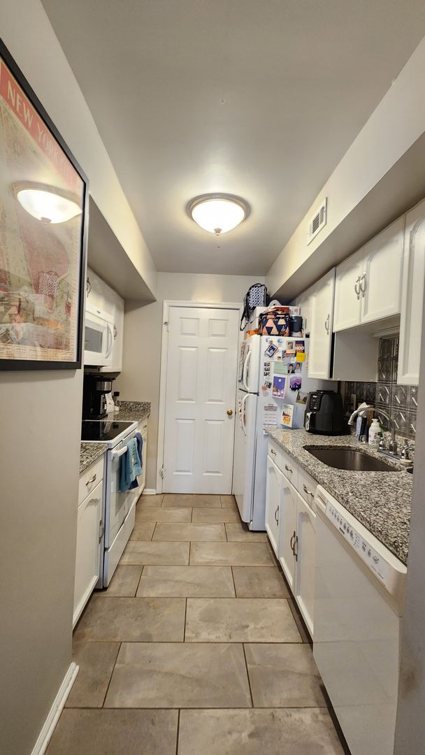 Building Photo - Tucked Away Condo with Balcony near Shirlington