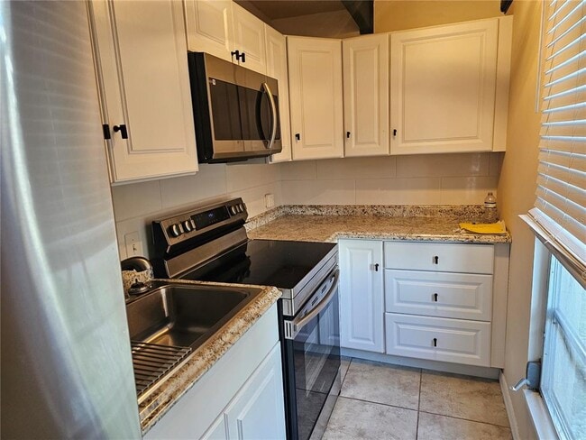 Building Photo - 915 Club Cir