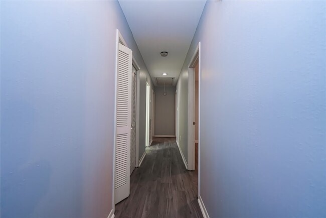 Building Photo - 2306 Wallingford Dr