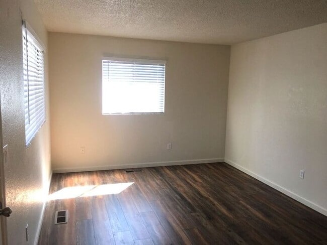 Building Photo - Reno Duplex - Garage, Dishwasher, Washer/Dryer Hookups, Central A/C