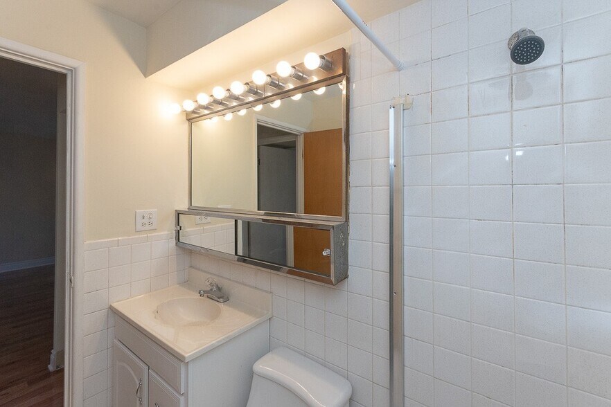 Building Photo - 659 W Wrightwood Ave