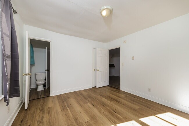 Building Photo - "Cozy 2-Bedroom Gem on Bond Street – Pet-Friendly Winston-Salem!"