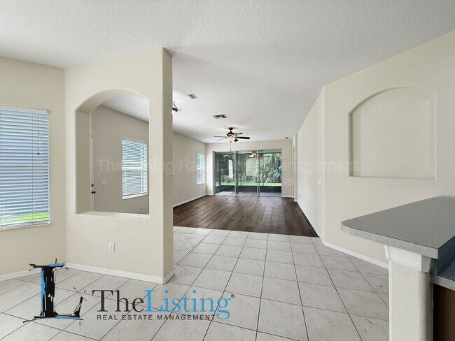 Building Photo - 7411 Surrey Wood Ln