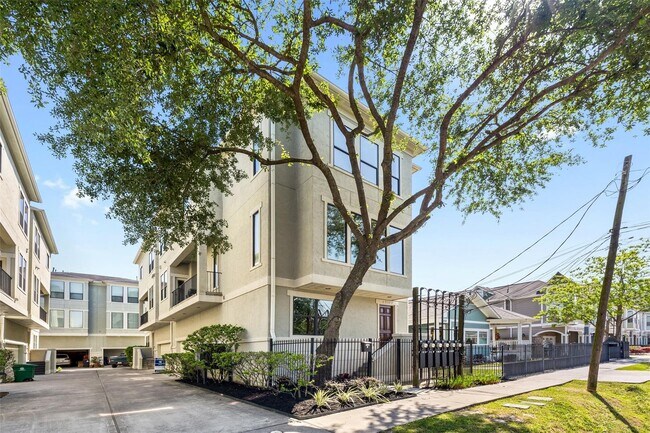 Building Photo - 1320 W 25th St