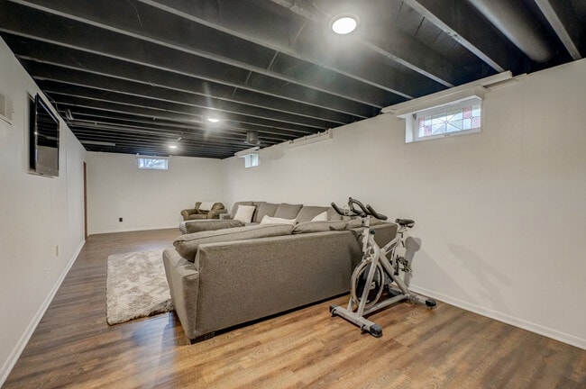 Building Photo - 2006 Pine St W