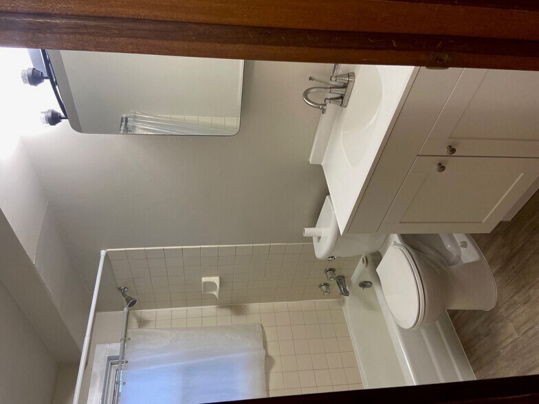 Bathroom - 821 1st Ave NW