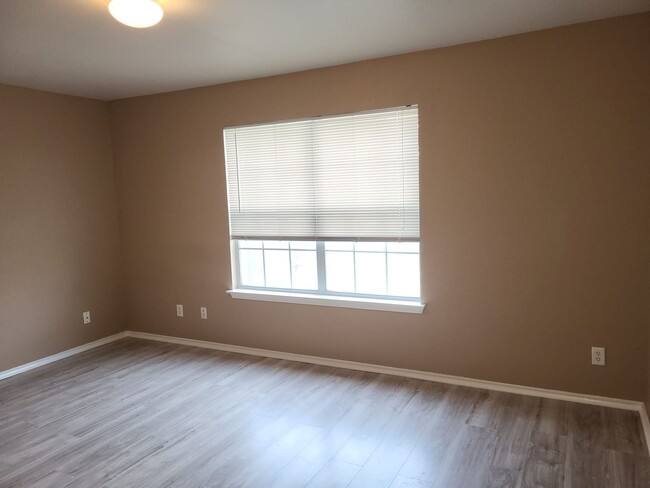 Building Photo - Well Maintained Corner Lot Property Ready ...