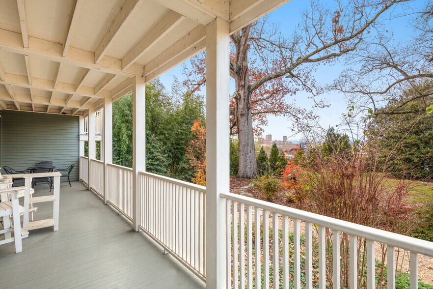 Views Of Downtown From The Porch! - 279 E Chestnut St