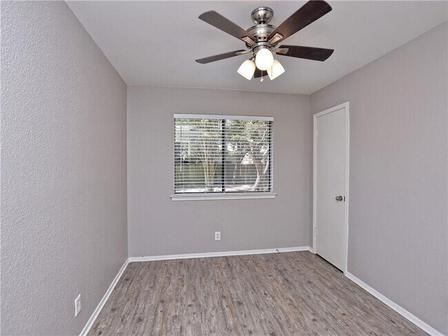 Building Photo - 802 Primrose Ln