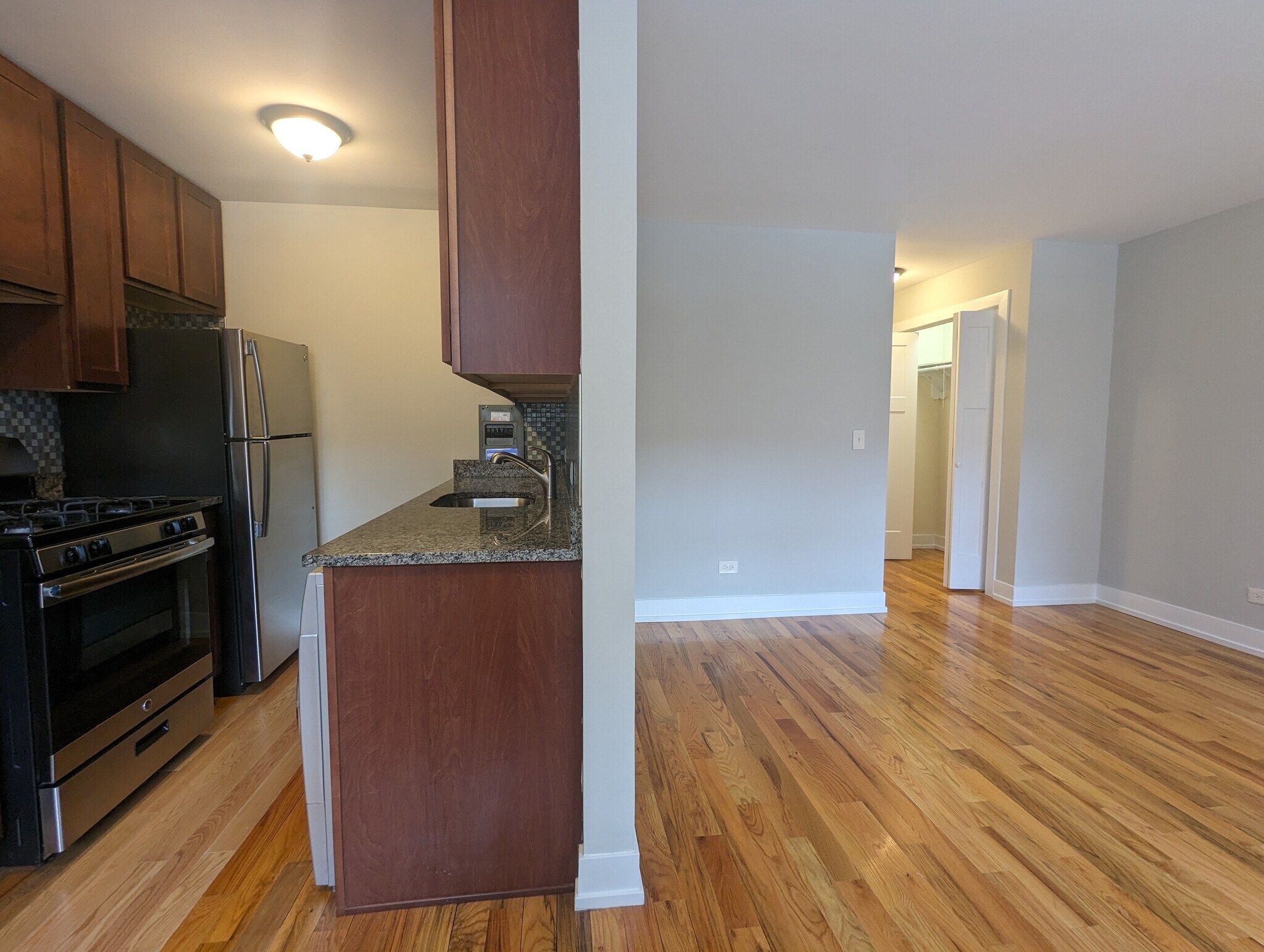 Building Photo - 510 W Briar Pl