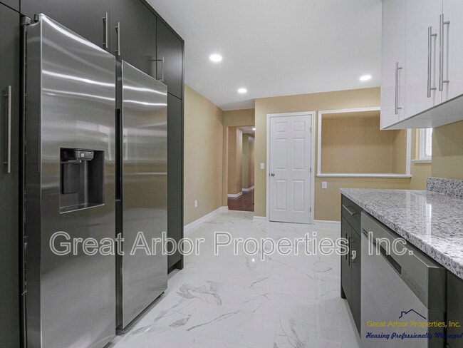 Building Photo - 3624 Maple Dr