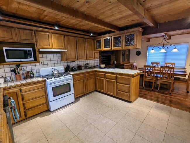 Building Photo - Pet friendly 4Bd home for a seasonal lease...