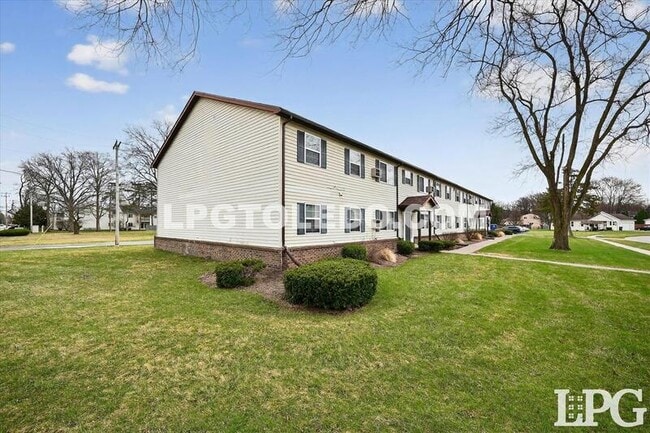 Building Photo - 1230 Bedford Woods Dr