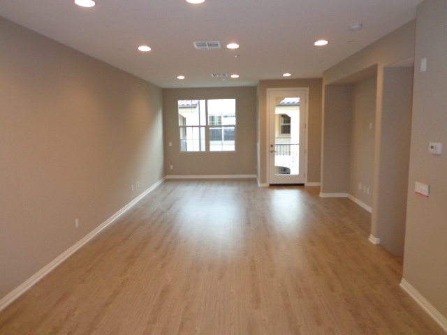 Building Photo - Amazing 4 Bedroom/3.5 Bathroom Townhome