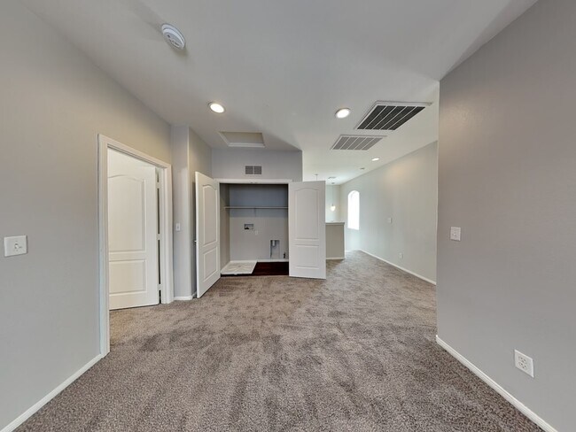 Building Photo - 720 Easter Lily Pl